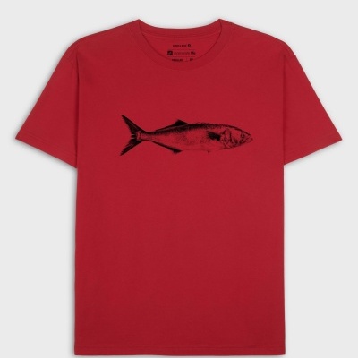T-shirt vermelha com estampa de peixe preto e etiqueta interior com texto
