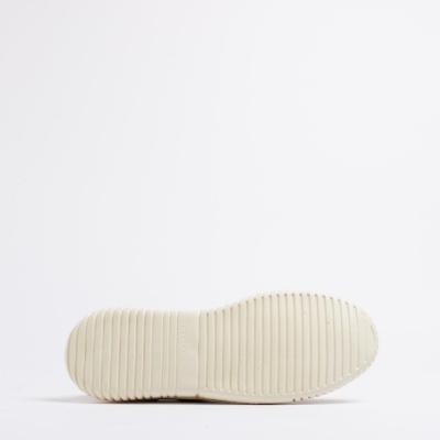 Sola de sapato bege claro com padrão de ranhuras horizontais