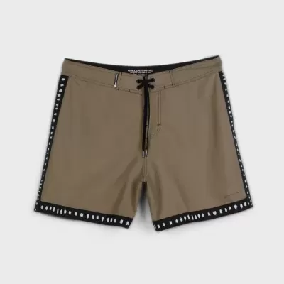 Calções de banho castanhos com bainha negra e padrão branco