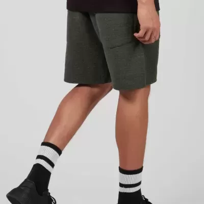 Calções masculinos verdes escuros com bolsos, meias pretas com riscas brancas e sapatos pretos em fundo cinza