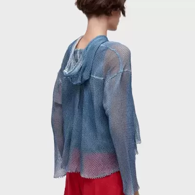 Blusa azul de malha com capuz e calças vermelhas vista de costas