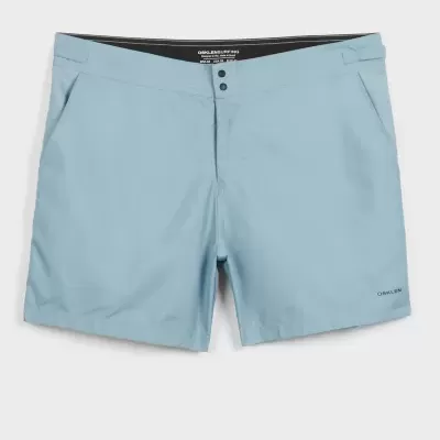 Calções de banho azuis claros com botões pretos e logo OSKLEN.