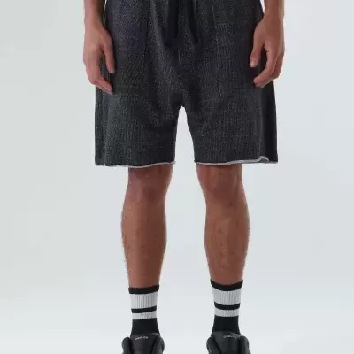 Calções cinza escuro com cordão preto e textura entrelaçada