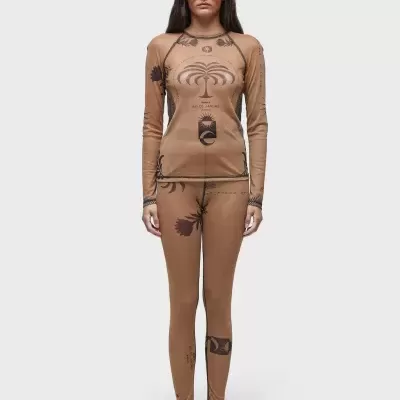 Conjunto bege de t-shirt e leggings com padrões gráficos pretos e texto 'FOR FAR AWAKE'