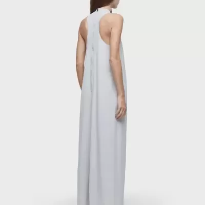 Vestido comprido cinzento claro sem mangas com costas abertas e gola alta