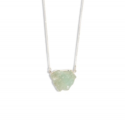 Colar com pedra verde translúcida irregular numa corrente prateada