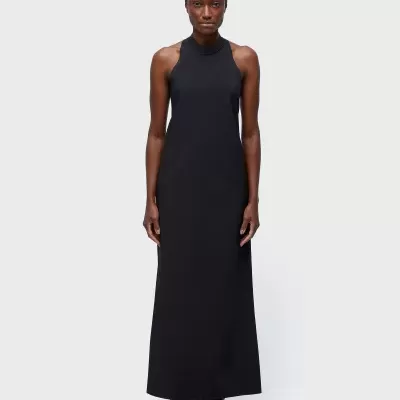 Vestido comprido preto sem mangas com gola alta