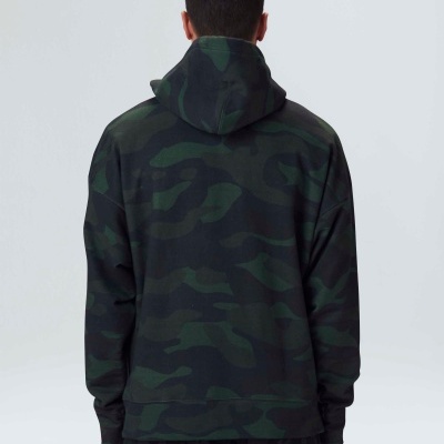 Casaco hoodie camuflado verde e preto de costas