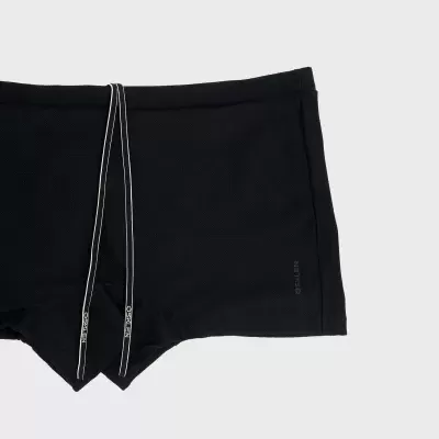 Calções de banho pretos com cordão branco OSKLEN sobre fundo cinza claro