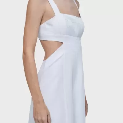 Modelo com vestido branco de alças largas e recorte lateral