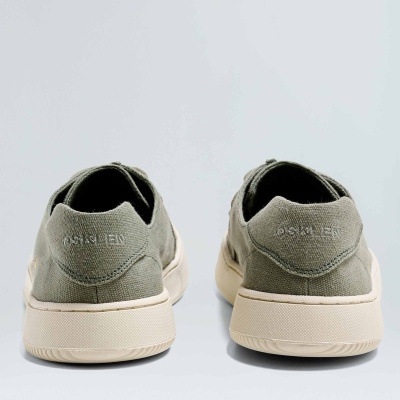 Par de sapatilhas verdes com sola branca vista de trás