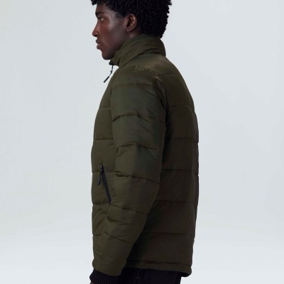 Casaco acolchoado verde-oliva de homem visto de perfil