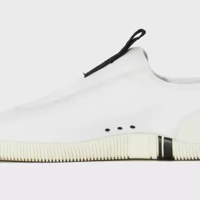 Tênis branco com sola creme e detalhes pretos