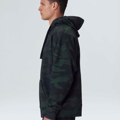 Casaco com capuz camuflado verde escuro e preto lado perfil