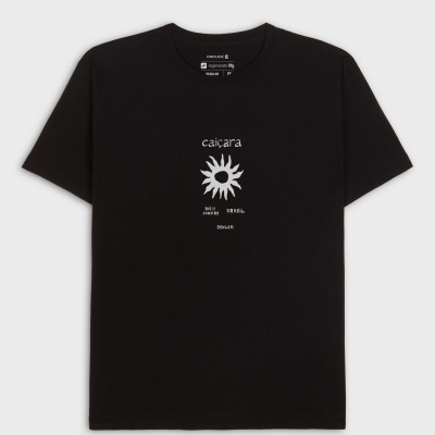 T-shirt preta com estampado branco de sol e texto central