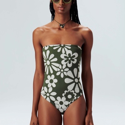 Fato de banho verde-oliva com flores brancas, óculos de sol verdes