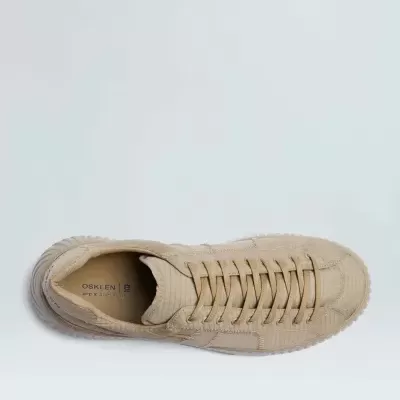 Ténis bege com cadarços e sola de borracha vistos de cima