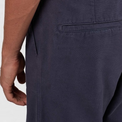 Calças azuis escuras com bolso traseiro, mão ao lado e fundo branco