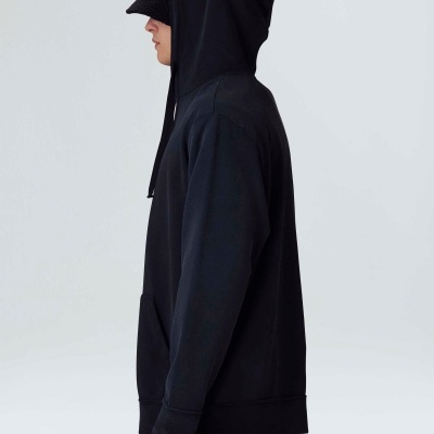 Pessoa com hoodie preto e chapéu preto de lado