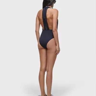 Maiô preto com decote nas costas visto por trás