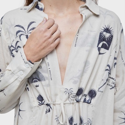 Camisa comprida creme com estampados tropicais e cordão de ajuste à cintura