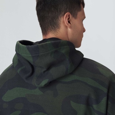 Sudadera camuflada verde e preta com capuz vista de trás