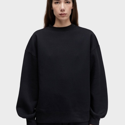 Pessoas a usar sweatshirt preta de manga comprida com gola redonda