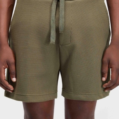 Calções verdes com textura waffle e cordão na cintura