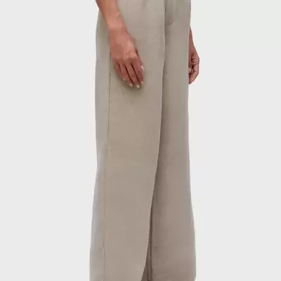 Calças bege largas com acabamento desfiado na bainha e cintura