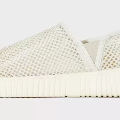 Ténis slip-on branco em malha com sola rija