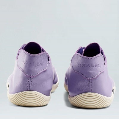 Sapatilhas lilás OSKLEN vistas de trás com sola branca ondulada
