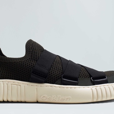 sapato desportivo castanho escuro com sola branca e tiras pretas