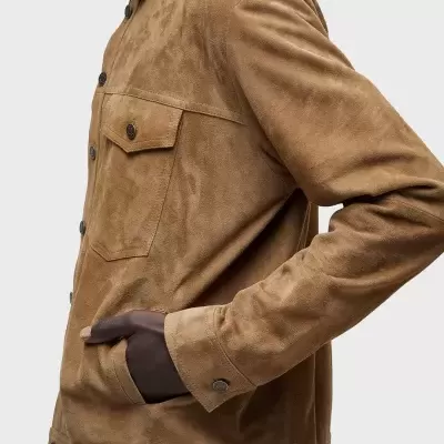 Casaco tipo blusão em camurça castanha com botões metálicos e bolsos