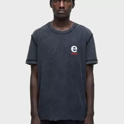 Homem com camiseta preta texturizada com logo 'e' branca e linha vermelha no peito, fundo branco