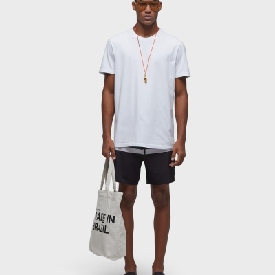 Homem com roupa casual e bolsa com texto 'MADE IN BRAZIL'