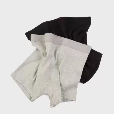 Dois pares de boxers masculinos cinzento claro e preto sobre fundo branco