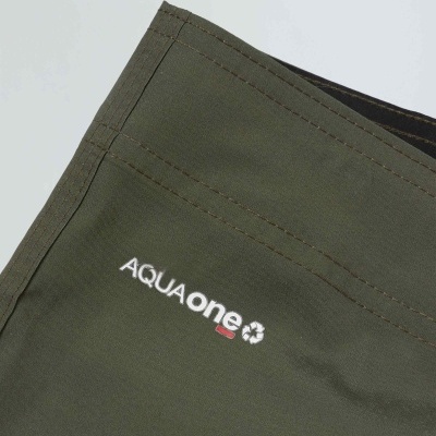 tecido verde com logótipo AQUA one e símbolo de reciclagem