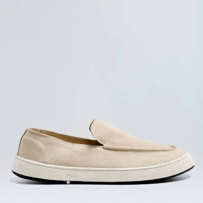 Sapato tipo mocassim bege claro com sola branca e detalhe preto em fundo branco