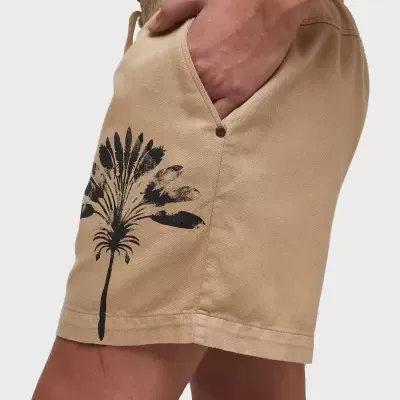 Bermuda masculina bege com estampa preta de penas e bolso lateral