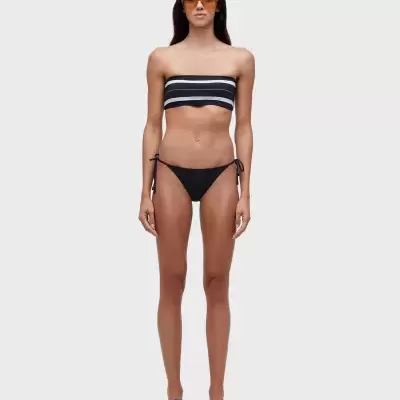 Mulher com biquíni de riscas e óculos de sol amarelos