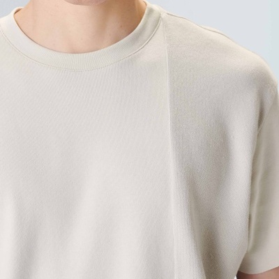 Camisola masculina bege claro com gola redonda e costura vertical distinta