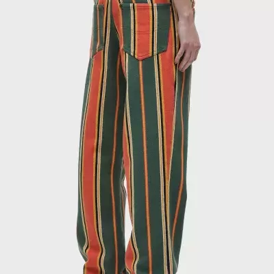 Calças largas riscas verticais verde, laranja, amarelo e preto com bolsos traseiros e cinto castanho