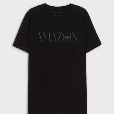 T-shirt preta com estampa cinzenta AMAZON e ícone de árvore.