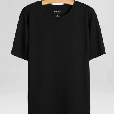 T-shirt preta de manga curta pendurada num cabide