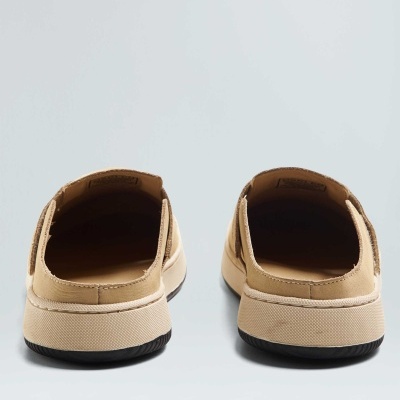Mocassins bejes com solas espessas fotografados de trás