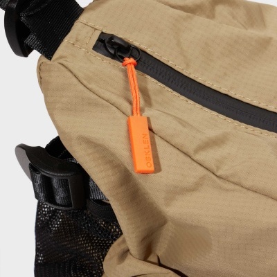 Mochila bege com fecho e puxador laranja OSKLEN, alças e bolso lateral em rede preta