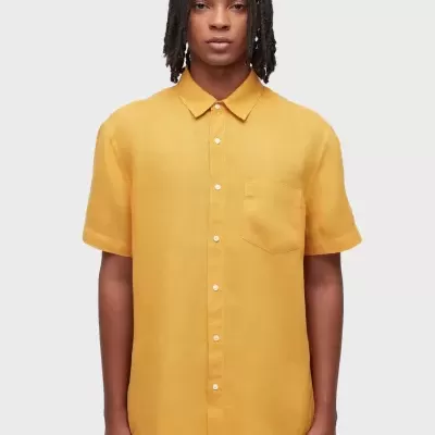 Camisa manga curta amarelo mostarda com botões brancos e bolso no peito