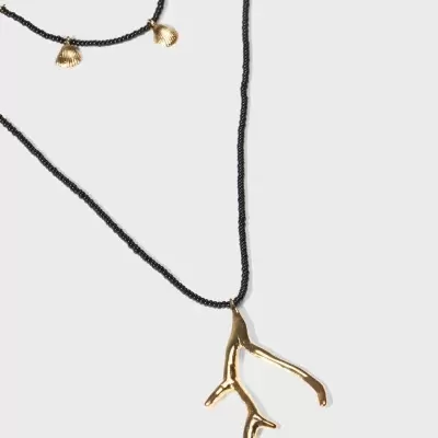 Colar com pingentes dourados em forma de concha e galho com contas pretas