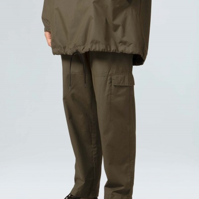 Calças cargo verde-oliva com ténis a condizer.