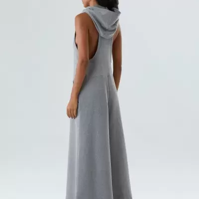 Vestido comprido cinzento claro com capuz visto de lado